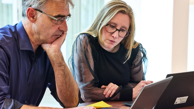 Atradius woman and man coworking