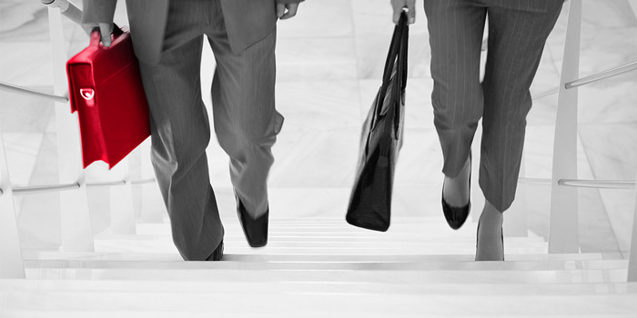 Business people walking up stairs | Atradius 